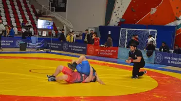 Muş'ta 250 Genç Güreşçi Küçükler Grubu İçin Şampiyonluk Mücadelesi Başladı