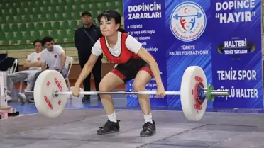Ünye'de halter müsabakalarından bir an