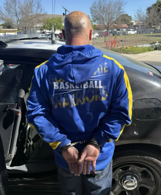 Polis ekiplerinin çalıntı aracı incelemesi