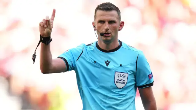 Michael Oliver maç öncesi hazırlık yapıyor