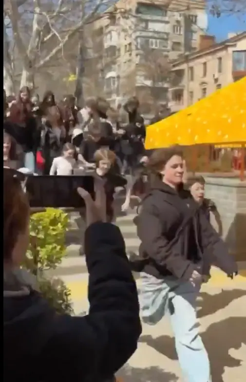 Kalabalık gençler restorana giriyor