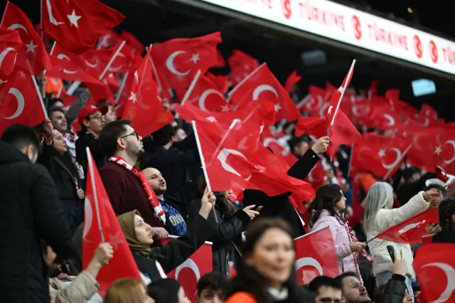 Hakem Oliver maçın başına geçiyor