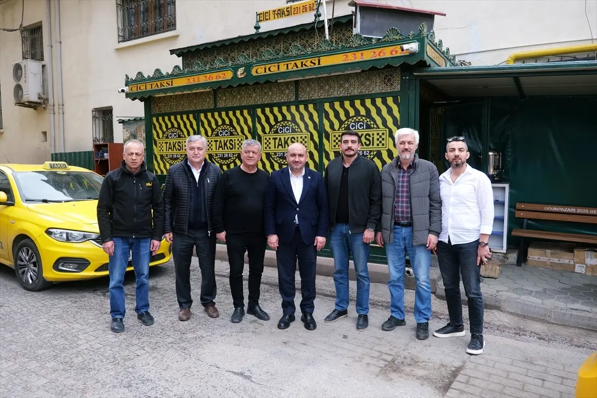 Albayrak taksi durağında esnafla görüşüyor