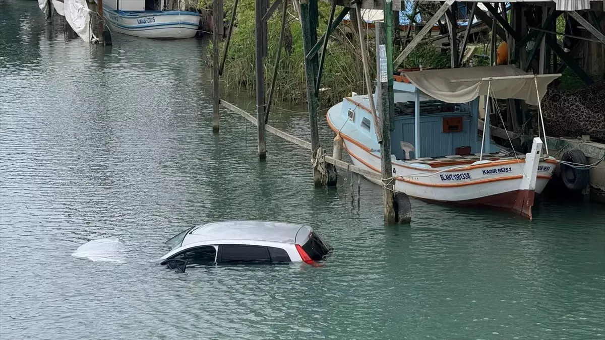 Dere kenarında çarpan otomobilin görüntüsü