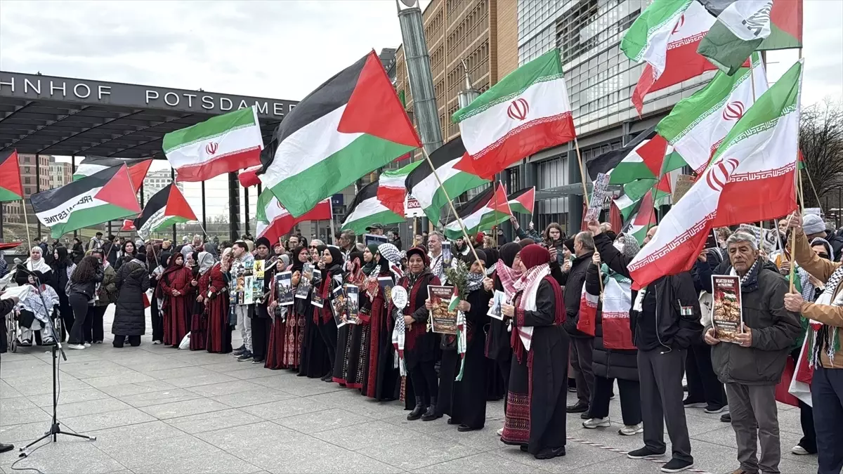Berlin'de Filistin Dayanışma Yürüyüşü Binlerce Katılımcıyı Buluştu