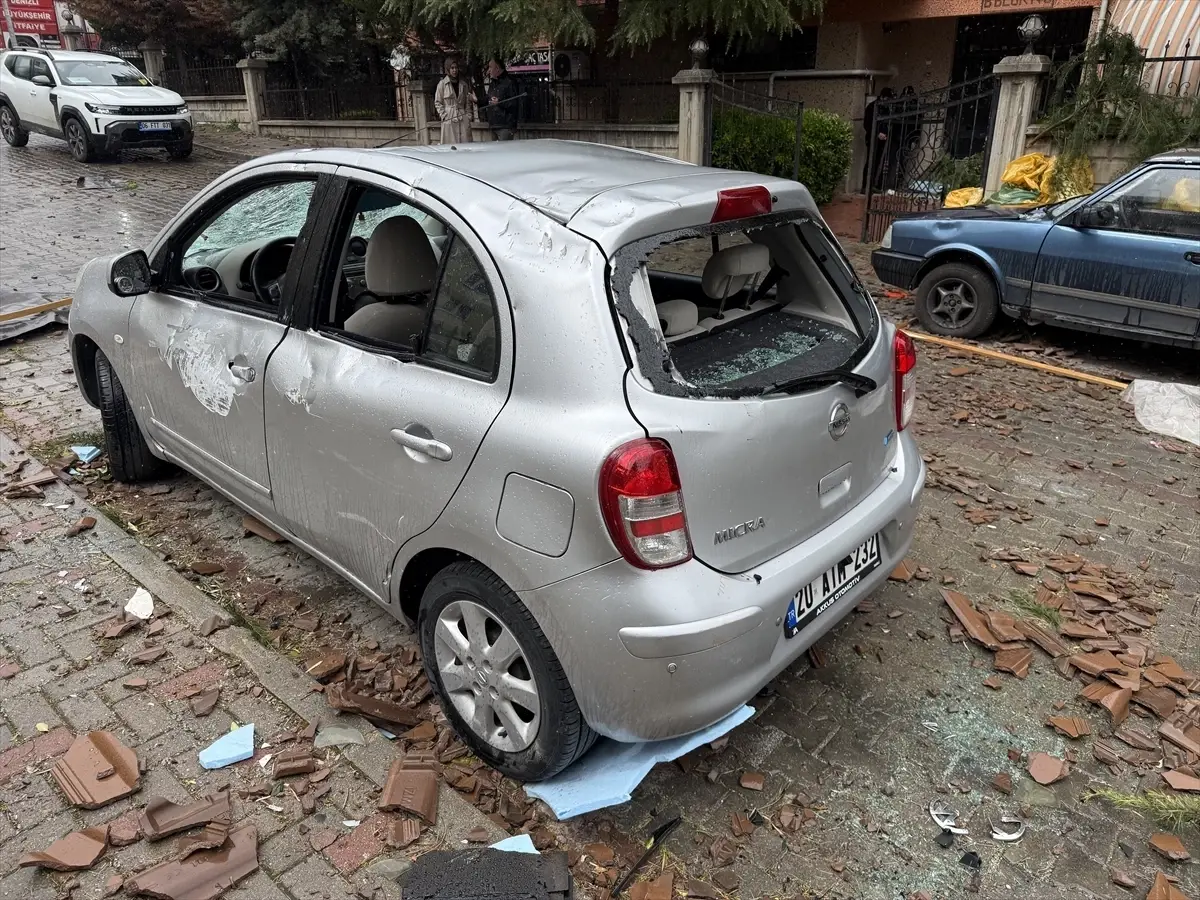 Denizli’de şiddetli rüzgar sonrası çatı ve ağaç hasarı