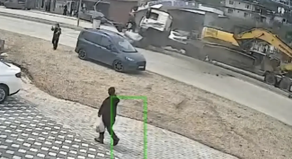 Hatay’da Kontrolden Çıkan TIR Sinyal Direğine Çarptı: Görüntüler ve Detaylar