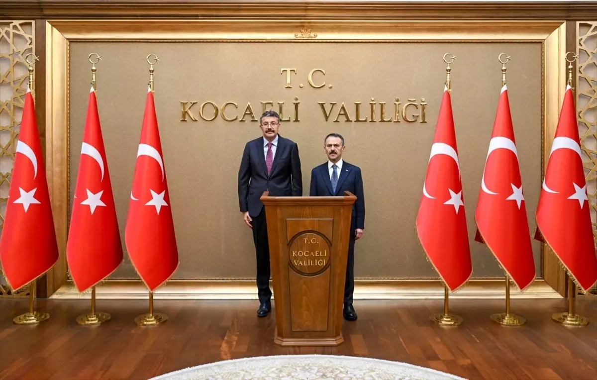 İçişleri Bakan Yardımcısı Ali Çelik, Kocaeli Valiliği'nde Şeref Defteri İmzaladı