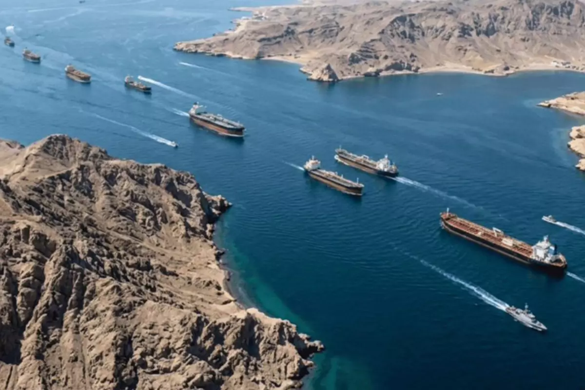 İran, Pakistan Bayraklı 20 Geminin Hürmüz Boğazı’ndan Geçişine İzin Verdi: Bölgesel İstikrar Mesajı
