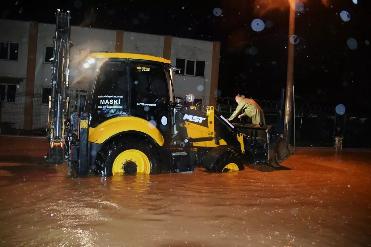 Turgutlu’da Şiddetli Yağışlar Şehri Felç Etti: Sel ve Ulaşım Krizi
