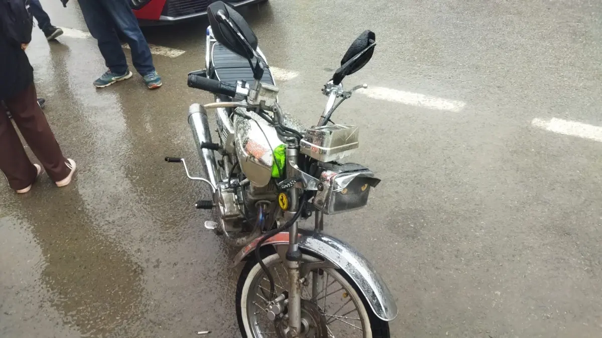 İnegöl'de çarpışan motosiklet ve otomobil