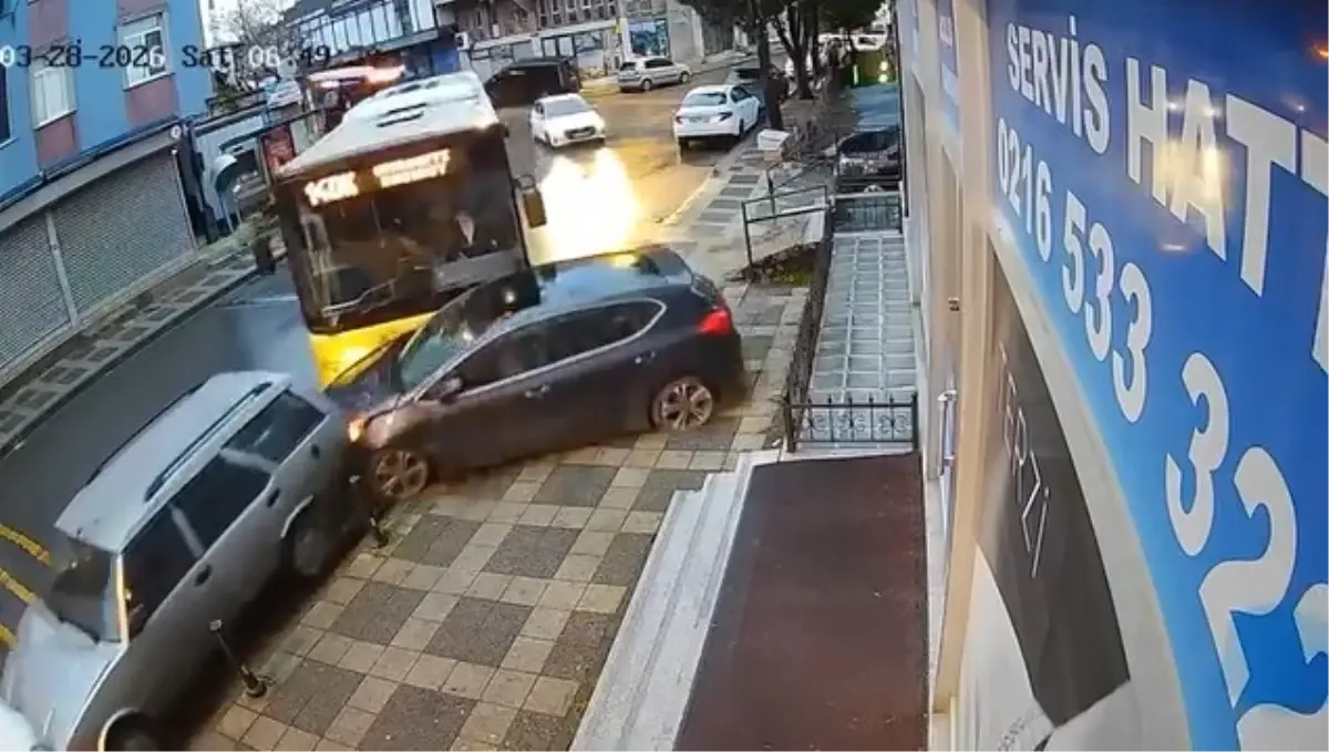 Ümraniye'de İETT Otobüsü Kontrol Kaybı Sonucu Çarpışma Oluşturdu