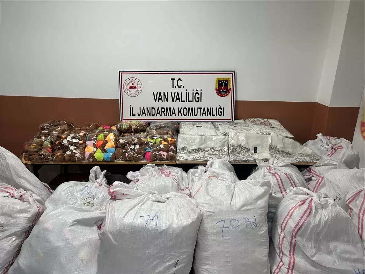 Başkale’de kaçak gıda ve eşya ele geçirilmesi