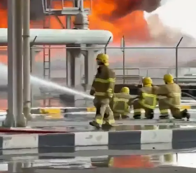 İtfaiye ekiplerinin yangınla mücadele anı