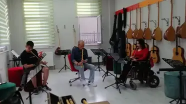 Hidrosefali ve Böbrek Yetmezliğiyle Mücadele Eden Genç Yazar İpek Sevindik'in İlham Veren Yolculuğu