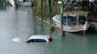 Antalya’da Akıntılı Dereye Çıkan Otomobilde 3 Yolcu Su İçinde Kurtuldu