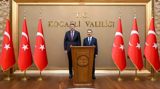 Valilik Şeref Defteri imzalanıyor