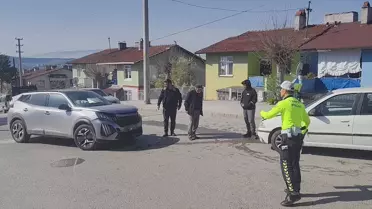 Karabük'te Otomobil ve SUV Çarpıştı: 3 Yaralı Hastaneye Kaldırıldı