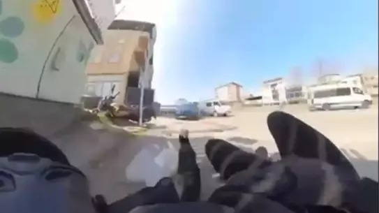 Bursa’da Motosiklet ve Otomobil Çarpışması Sonrası Elektrik Panosuna Çarpan Sürücü Yaralandı