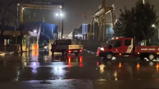 Tuzla'da Kuru Yük Gemisinde Çıkan Yangın Kontrol Altına Alındı