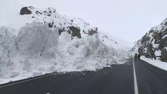 Van-Hakkari Karayolunda Çığ Felaketi: Birçok Araç Mahsur Kaldı