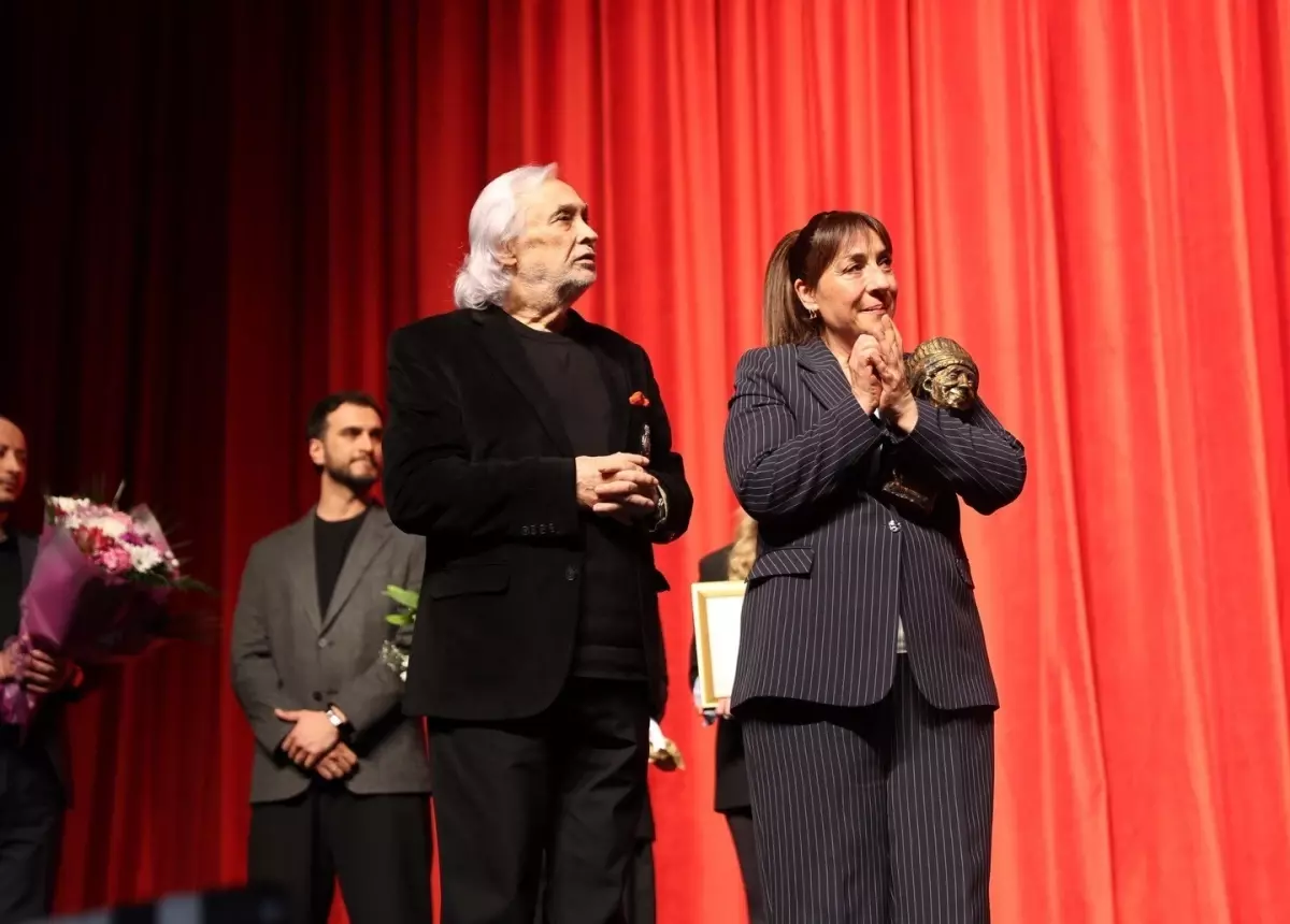 Binnur Kaya, Dünya Tiyatro Günü'nde İsmail Dümmbüllü Ödülünü Aldı