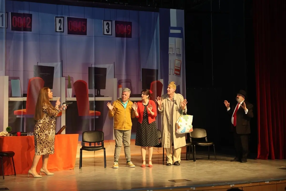 Eller Yukarı tiyatrosu sahne görüntüsü