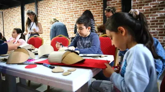 Adana Tiyatro Festivali'nde Çocuklar Renkli Kuklalarla Buluştu