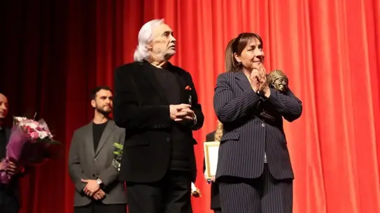 Binnur Kaya, Dünya Tiyatro Günü'nde İsmail Dümmbüllü Ödülünü Aldı