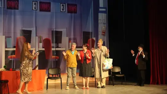 Gülnar’da “Eller Yukarı” Tiyatrosu İzleyicilerle Buluştu