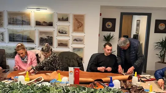 Marmaris’te Geleneksel Deri Sandalet Atölyesi Kapılarını Açtı