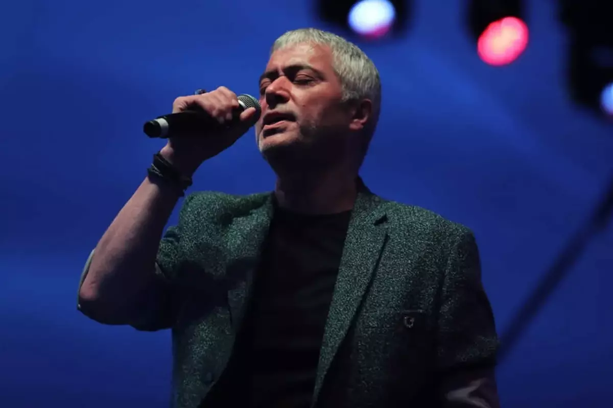 Cengiz Kurtoğlu hastane girişinde