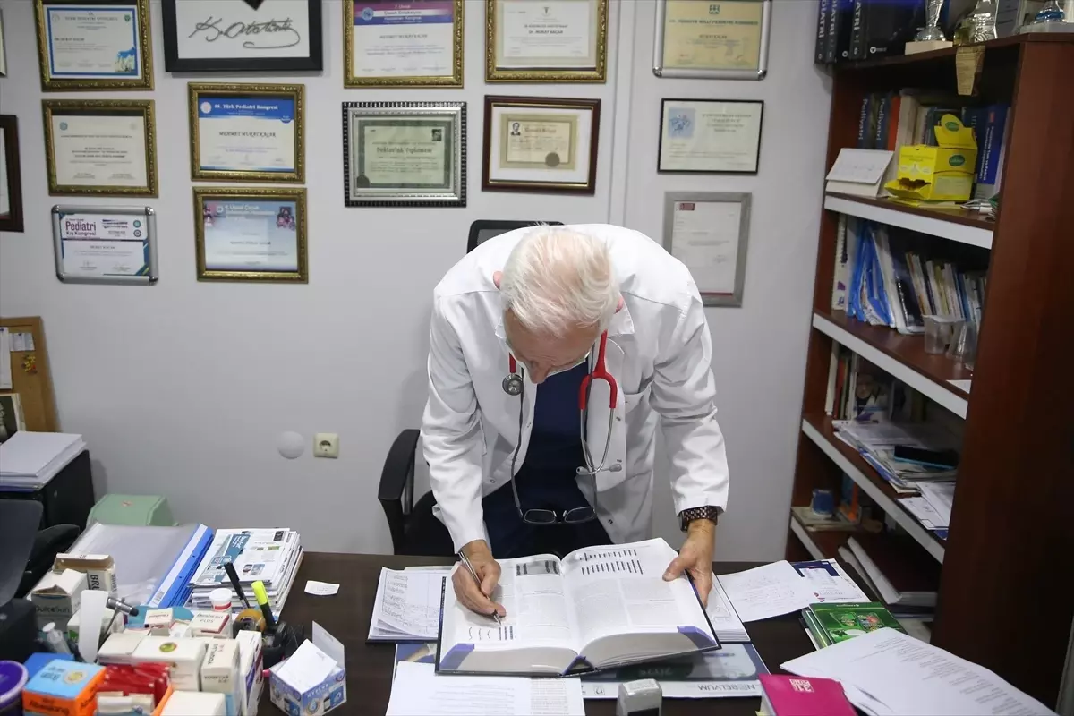 80 Yaşındaki Çocuk Doktoru Atletizmde Rekor Kırıyor