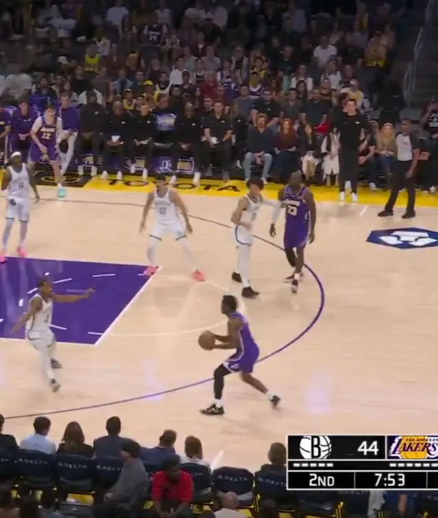 Bronny James topu yakalarken