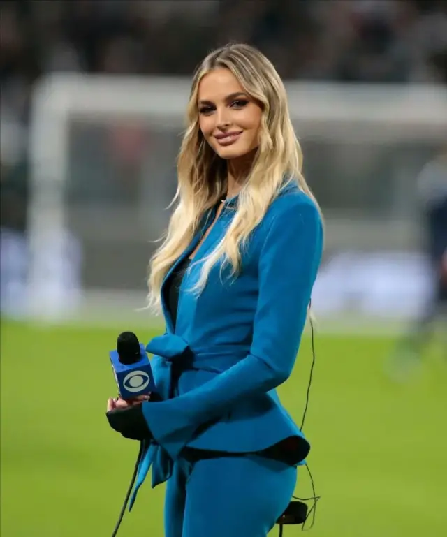 Kamera önünde poz veren kadın spor gazetecisi