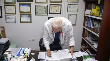 80 Yaşındaki Çocuk Doktoru Atletizmde Rekor Kırıyor