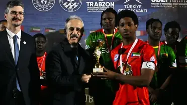 Turnuvada sahada mücadele eden genç futbolcular