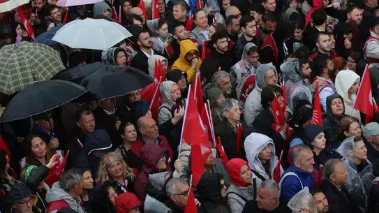 Miting alanındaki destek pankartları