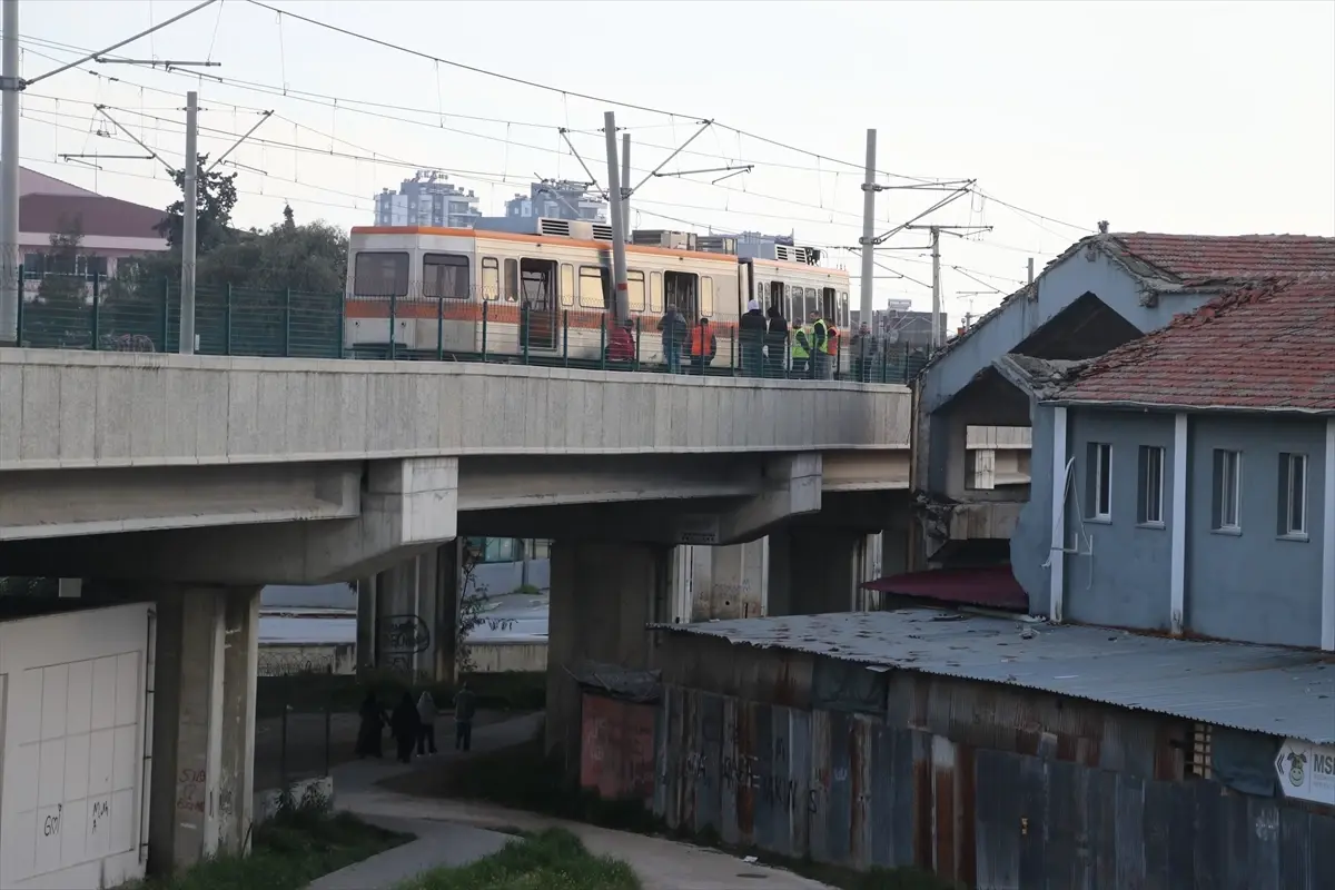 Adana Yüreğir'de Hafif Raylı Sistem Vagonu Raydan Çıktı: Yolcular Güvenli Şekilde Tahliye Edildi