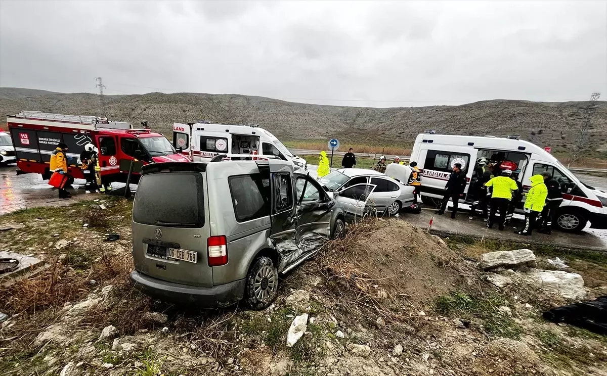 Beypazarı'nda Hafif Ticari Araç ve Otomobil Çarpıştı: 1 Ölü, 4 Yaralı