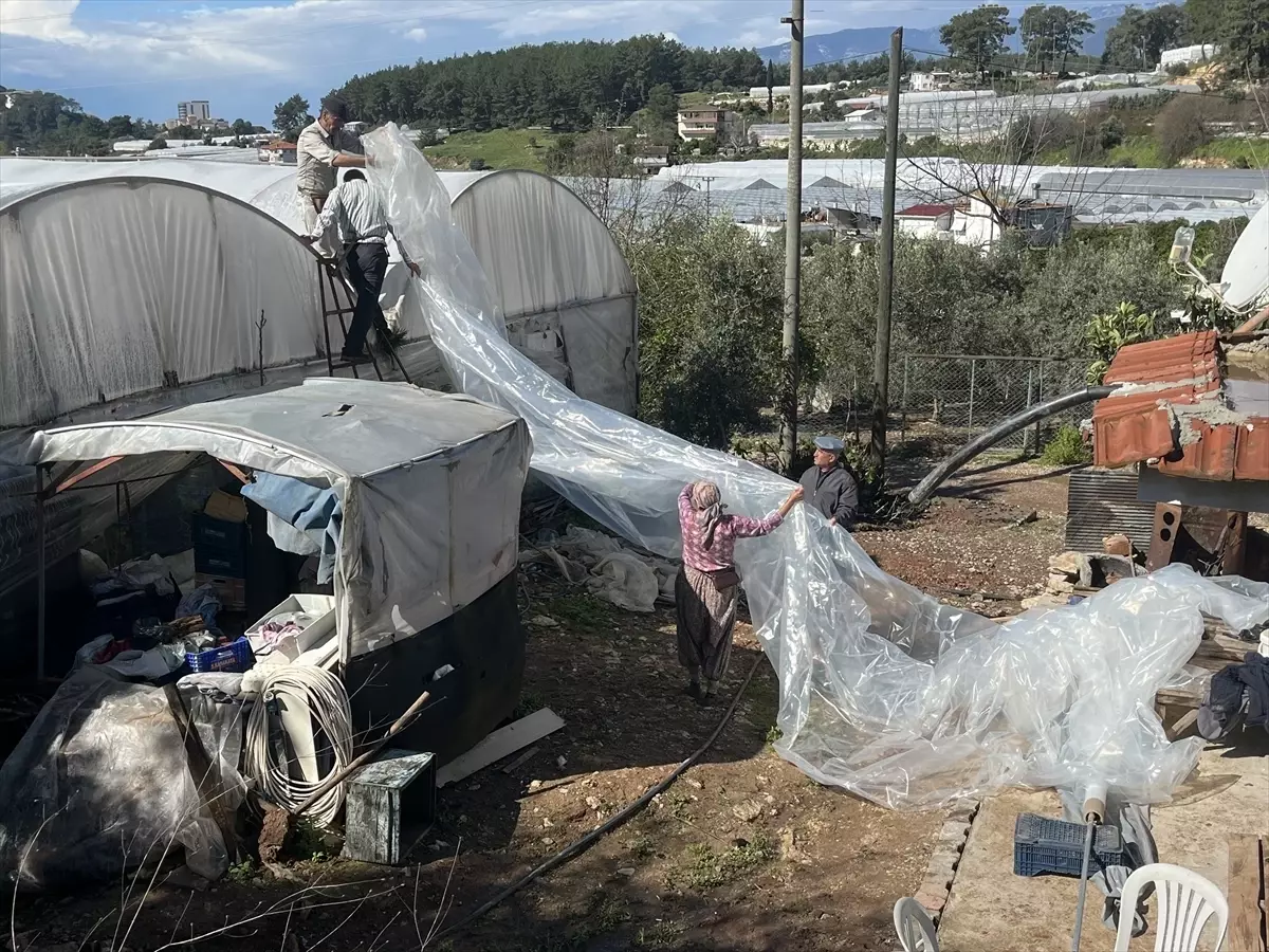 Kumluca’da Şiddetli Hortum Seraları Yıktı, Çiftçiler Zor Durumda