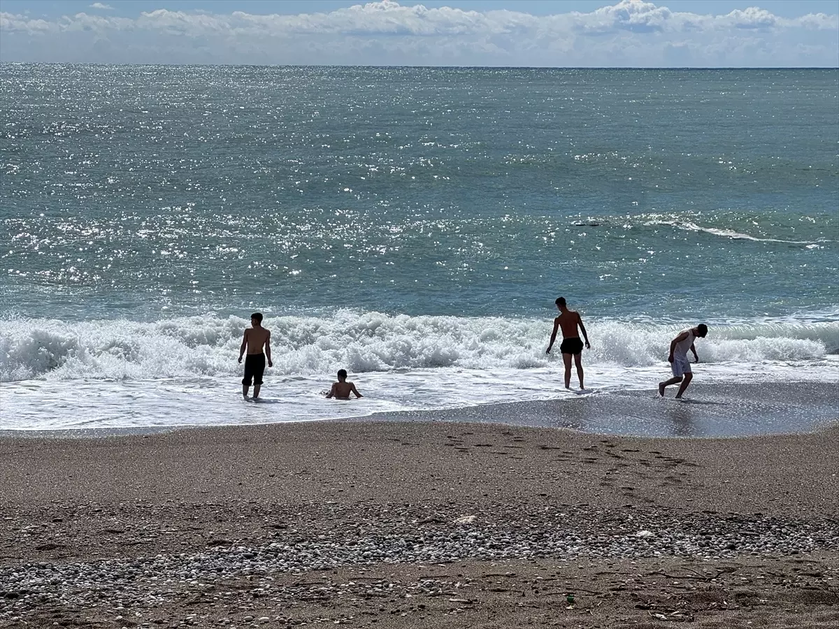 Antalya Sahillerinde Güneşli Günler Turist Akınına Neden Oluyor