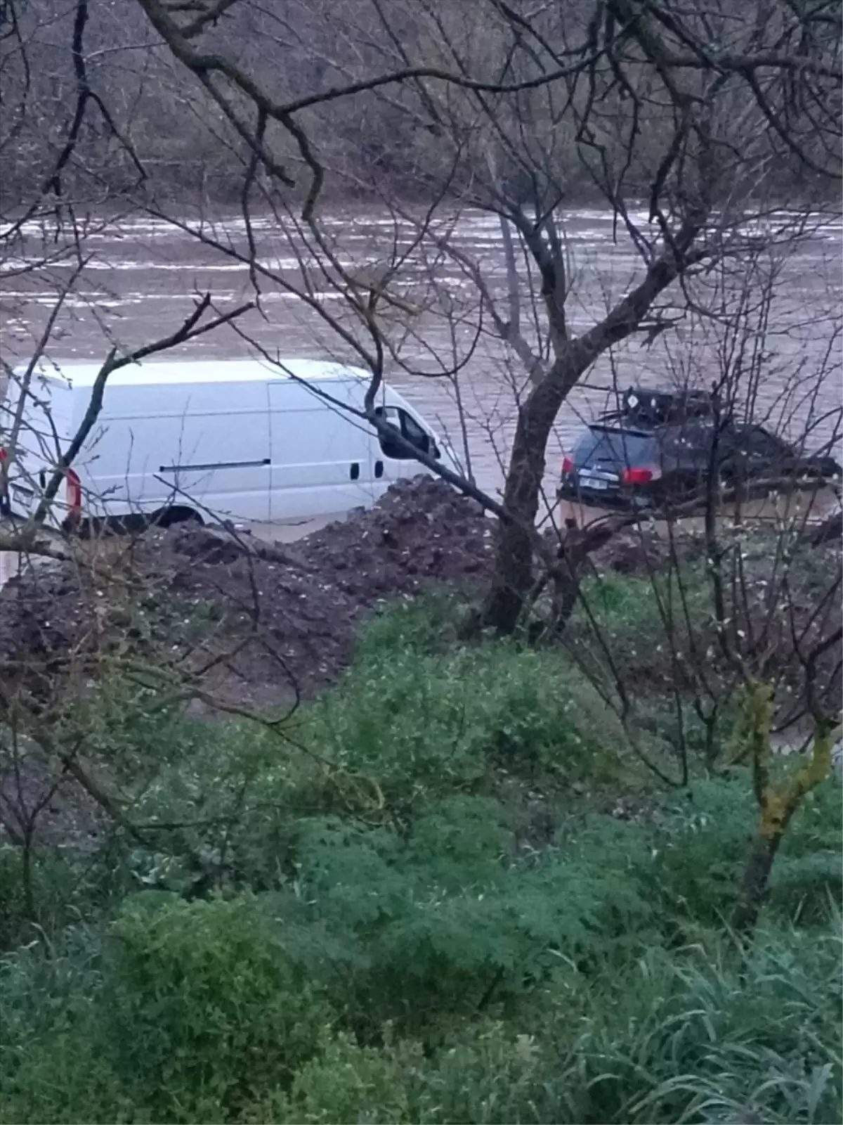 Susurluk’ta Simav Çayı’nda Mahsur Kalan İki Kişi İtfaiye Ekipleriyle Kurtarıldı