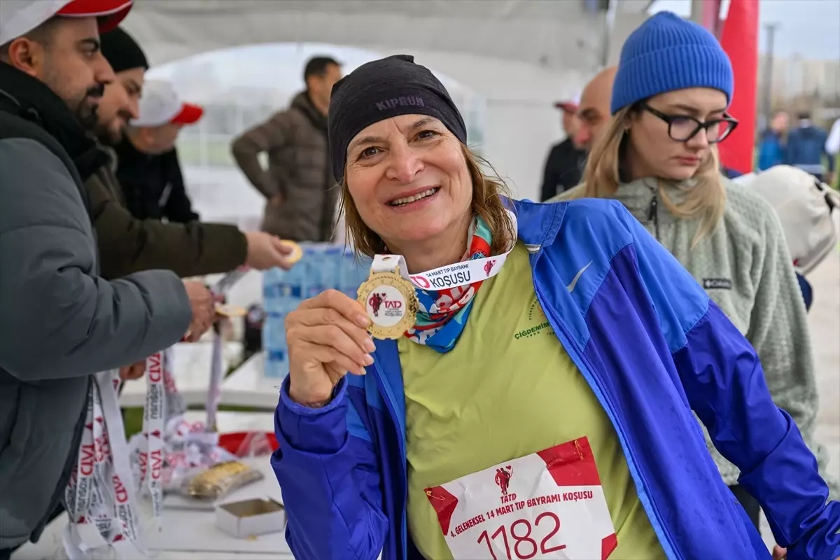 Ankara’da 4. Geleneksel Tıp Bayramı Koşusu Sağlık Çalışanları ve Sporcuları Buluşturdu