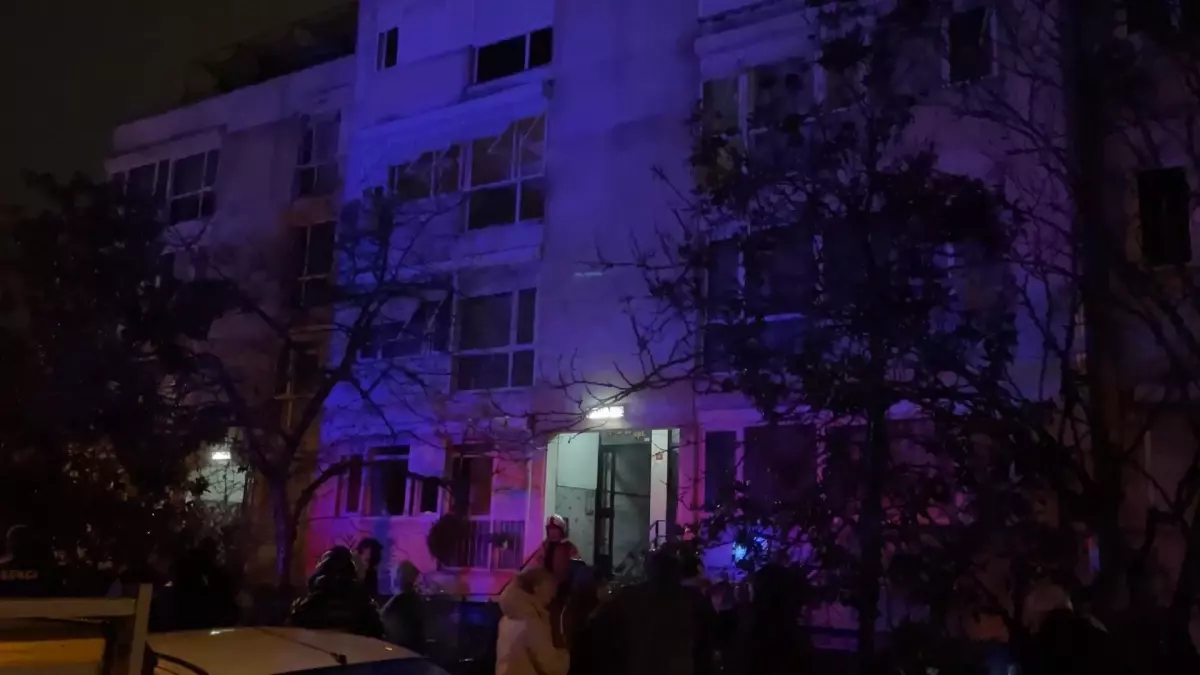 Beşiktaş’ta 4 Katlı Binada Yangın: 2 Kişi Dumanı Soludu