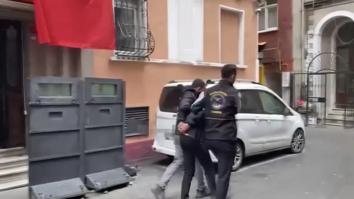 Beyoğlu'nda Kafe Ortamında Cep Telefonu Hırsızlığı ve Tutuklama