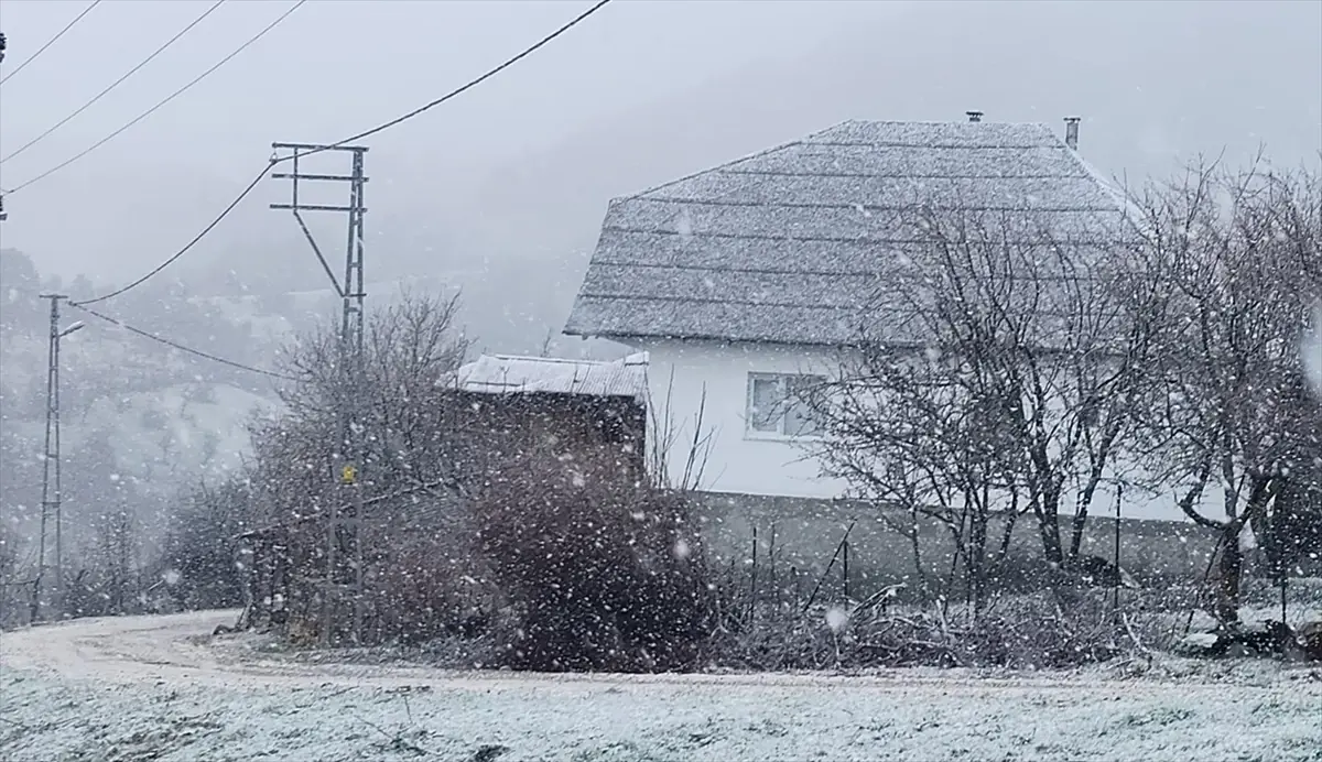 Beypazarı'nda Kar Yağışı Şiddetini Artırdı: İlçe Merkezinde Sağanak Devam Ediyor