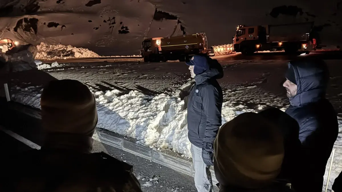 Hakkari'de Çığ Nedeniyle Kapalı Kalan Kara Yolu Tekrar Açıldı