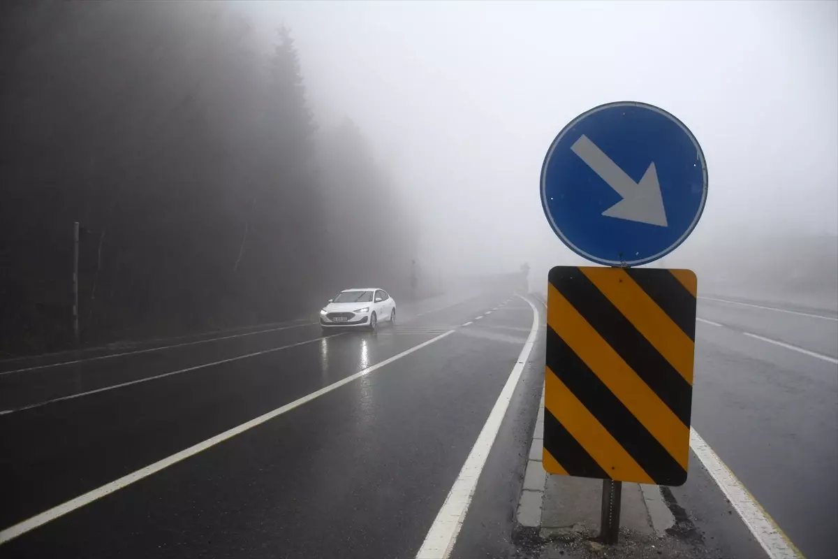 Bolu Dağı’nda Sis Yoğunluğu Görüş Mesafesini Düşürdü, Sürücülere Uyarı