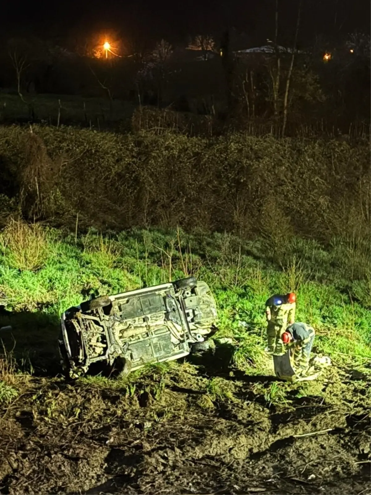 Düzce'de Yağmurlu Yolda Otomobil Şarampole Devrildi, İki Kişi Yaralı